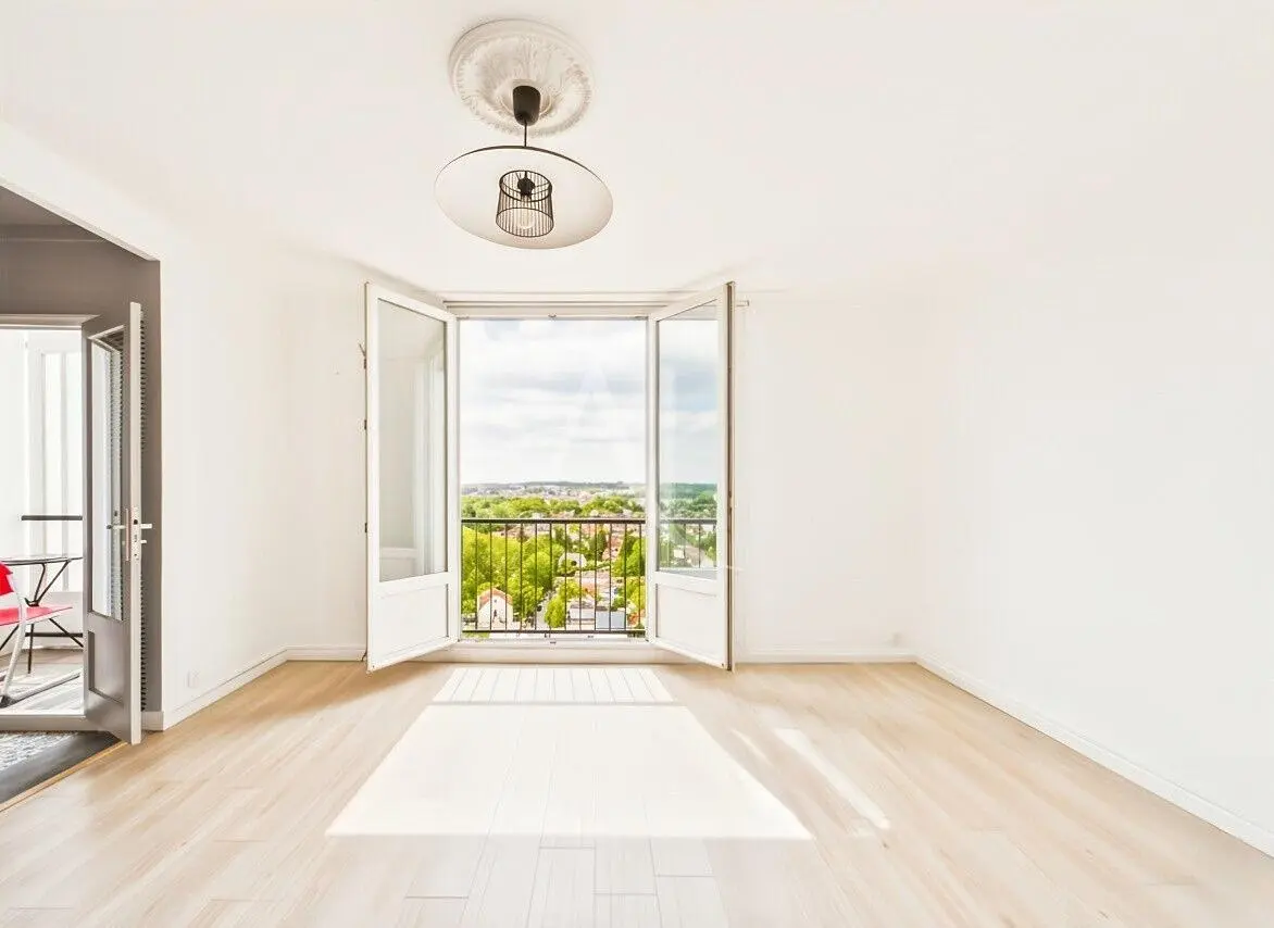 Living room; wood floor, natural light, modern style, high ceiling