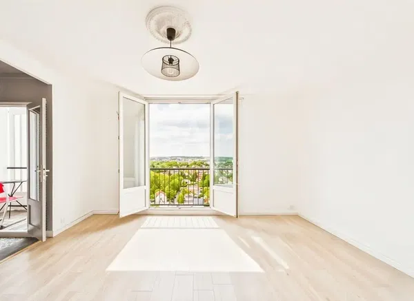 Living room; wood floor, natural light, modern style, high ceiling