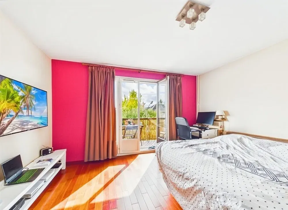 Дневна соба; дрвени под, природно светло, модерни стил, високи плафони