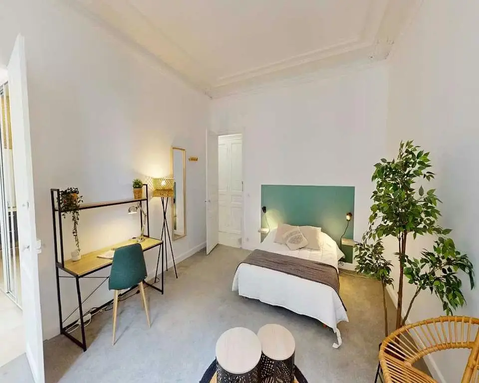 Salon; parquet, lumière naturelle, style moderne, hauteur sous plafond