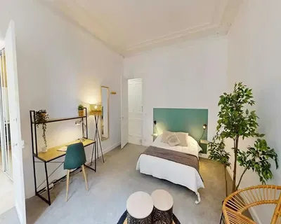 Salon; parquet, lumière naturelle, style moderne, hauteur sous plafond