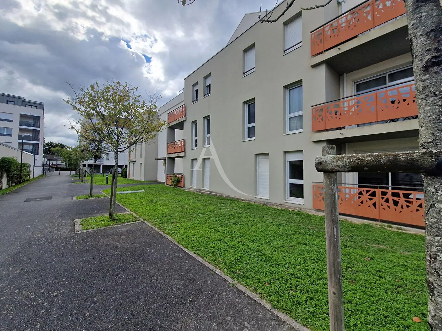 Living room; wood floor, natural light, modern style, high ceiling
