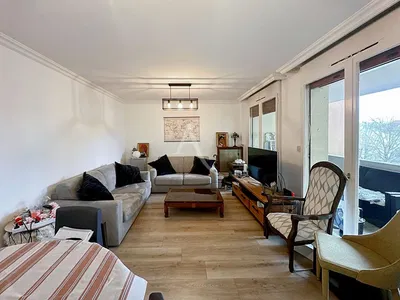 Κουζίνα; συσκευές κουζίνας, ξύλινο πάτωμα, φυσικό φως, μοντέρνο στυλ, ανακαινισμένο