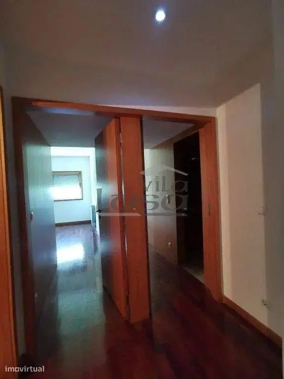 Κουζίνα; συσκευές κουζίνας, ξύλινο πάτωμα, φυσικό φως, μοντέρνο στυλ, ανακαινισμένο