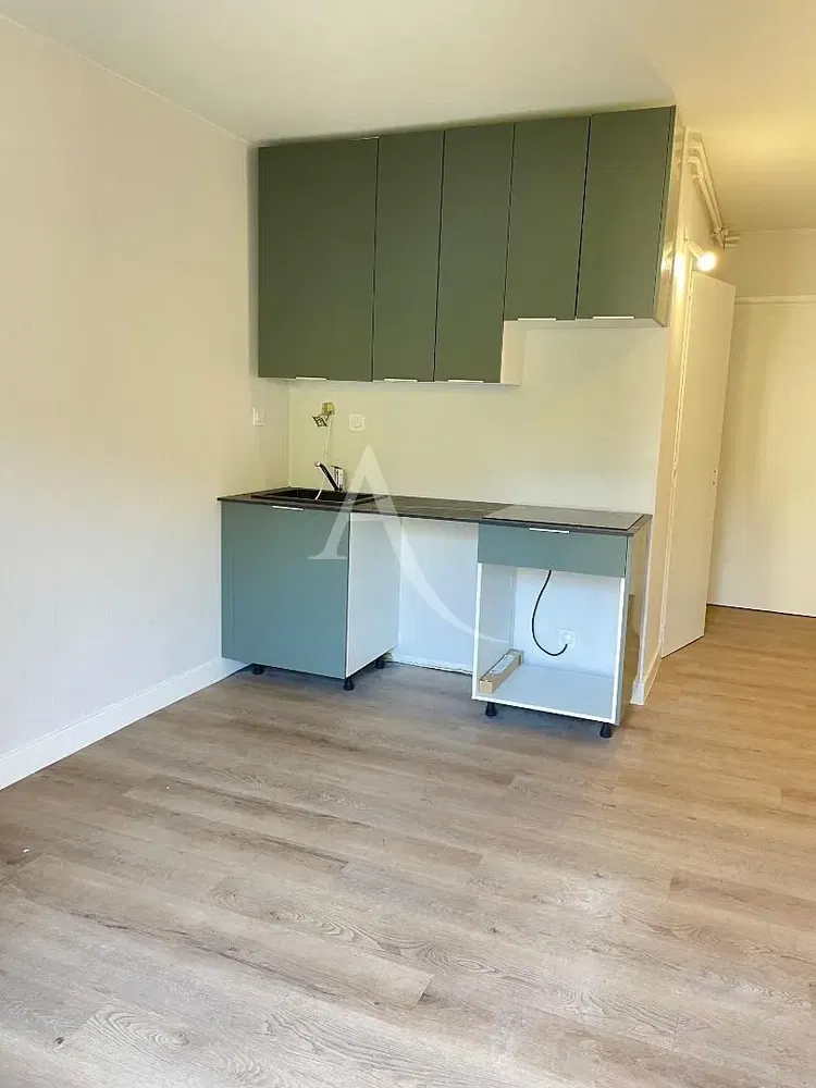 Salon; parquet, lumière naturelle, style moderne, hauteur sous plafond