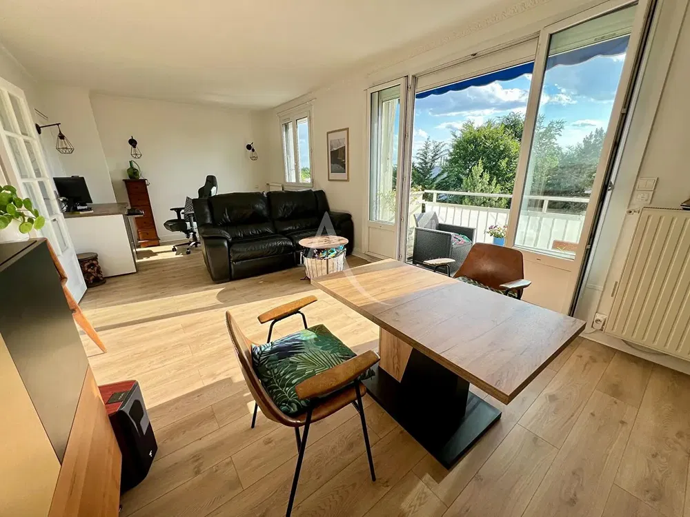 Keuken; keukenapparatuur, houten vloer, natuurlijk licht, moderne stijl, gerenoveerd