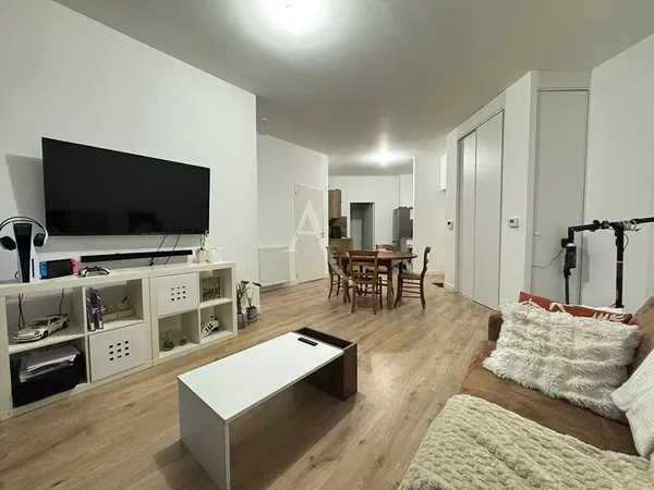 Κουζίνα; συσκευές κουζίνας, ξύλινο πάτωμα, φυσικό φως, μοντέρνο στυλ, ανακαινισμένο