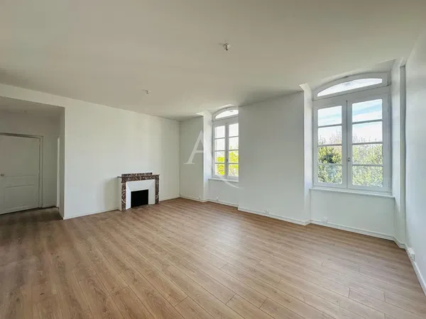 Kuchyňa; kuchynské spotrebiče, drevená podlaha, prirodzené svetlo, moderný štýl, po rekonštrukcii