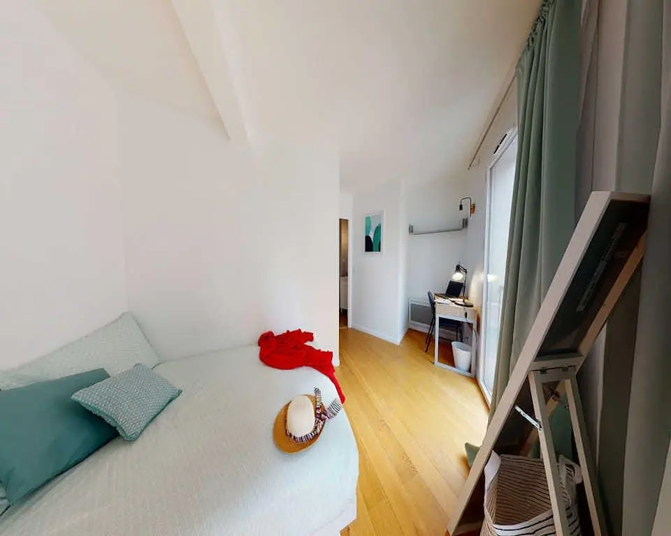 Dnevna soba; drveni pod, prirodno svjetlo, moderni stil, visoki plafoni