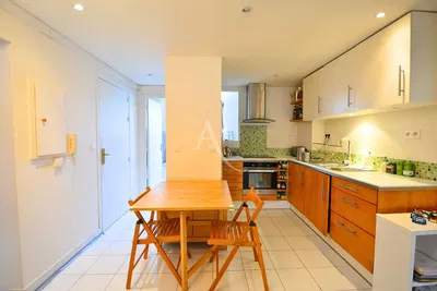 Woonkamer; houten vloer, natuurlijk licht, moderne stijl, hoge plafonds