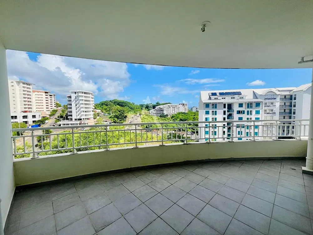 Wohnzimmer; holzboden, tageslicht, moderner stil, hohe decken