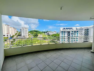 Wohnzimmer; holzboden, tageslicht, moderner stil, hohe decken