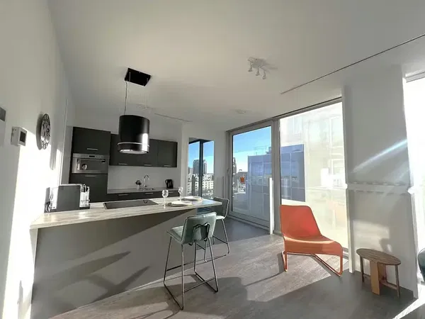 Soggiorno; pavimento in legno, luce naturale, stile moderno, soffitti alti