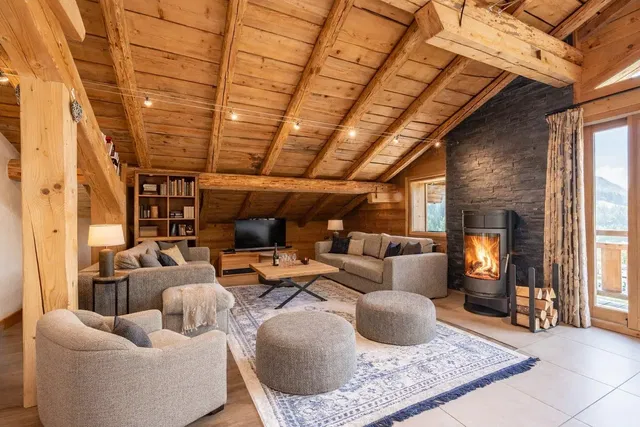 Wohnzimmer; holzboden, tageslicht, moderner stil, hohe decken