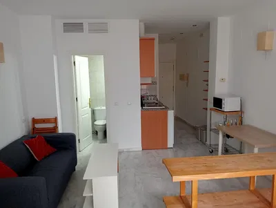 Salon; podłoga drewniana, światło dzienne, styl nowoczesny, wysokie sufity