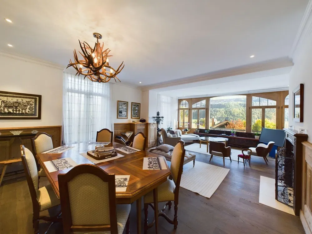 Wohnzimmer; holzboden, tageslicht, moderner stil, hohe decken