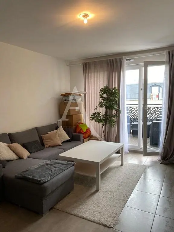 Obývačka; drevená podlaha, prirodzené svetlo, moderný štýl, vysoké stropy