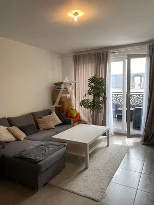 Obývačka; drevená podlaha, prirodzené svetlo, moderný štýl, vysoké stropy