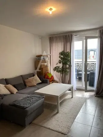 Σαλόνι; ξύλινο πάτωμα, φυσικό φως, μοντέρνο στυλ, ψηλά ταβάνια