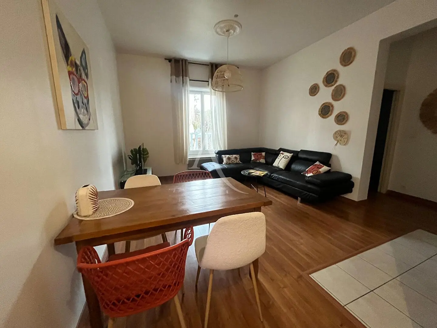 Sala de estar; chão de madeira, luz natural, estilo moderno, teto alto