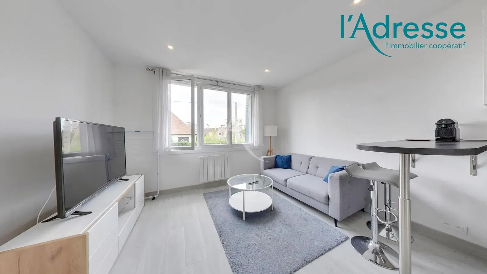 Хол; дървен под, естествена светлина, модерен стил, високи тавани