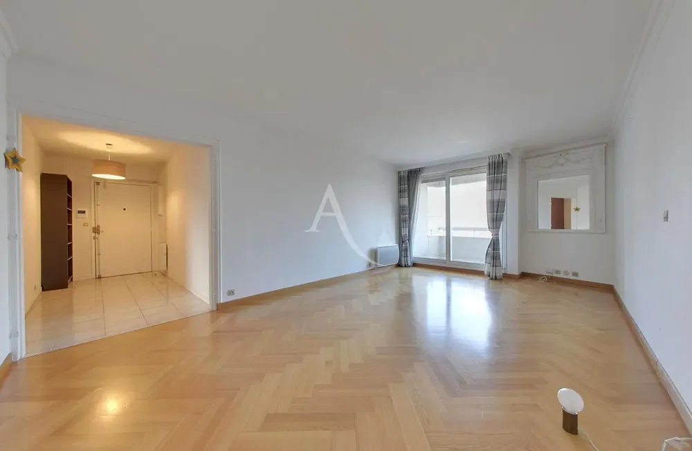 Wohnzimmer; holzboden, tageslicht, moderner stil, hohe decken