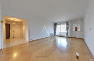 Wohnzimmer; holzboden, tageslicht, moderner stil, hohe decken