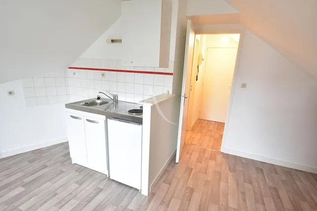 Obývačka; drevená podlaha, prirodzené svetlo, moderný štýl, vysoké stropy