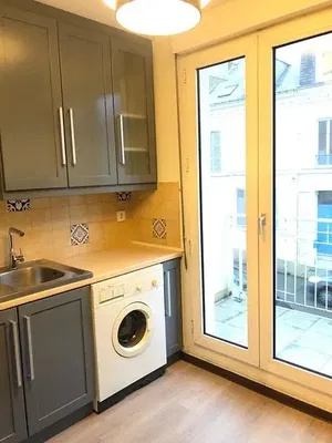 Dnevni boravak; drveni pod, prirodna svjetlost, moderan stil, visoki stropovi