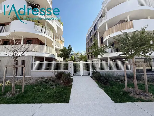 Living room; wood floor, natural light, modern style, high ceiling