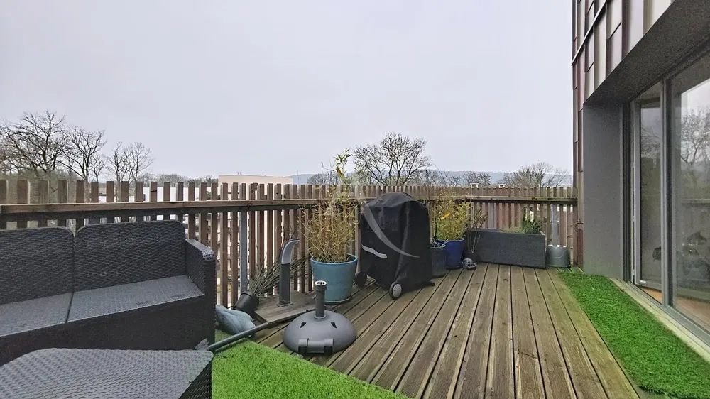 Living room; wood floor, natural light, modern style, high ceiling