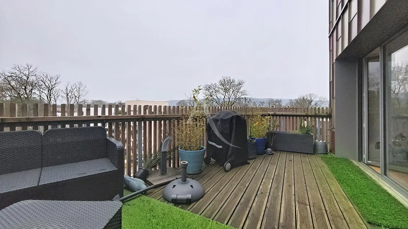 Living room; wood floor, natural light, modern style, high ceiling