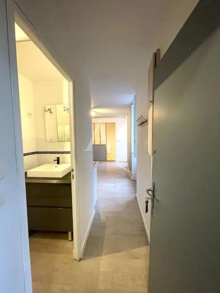 Salon; podłoga drewniana, światło dzienne, styl nowoczesny, wysokie sufity