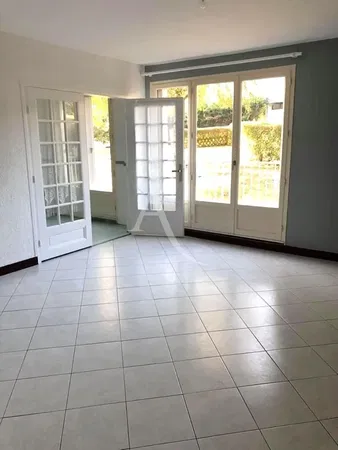 Kuchyňa; kuchynské spotrebiče, drevená podlaha, prirodzené svetlo, moderný štýl, po rekonštrukcii