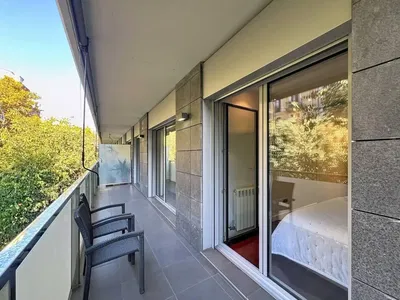 Wohnzimmer; holzboden, tageslicht, moderner stil, hohe decken