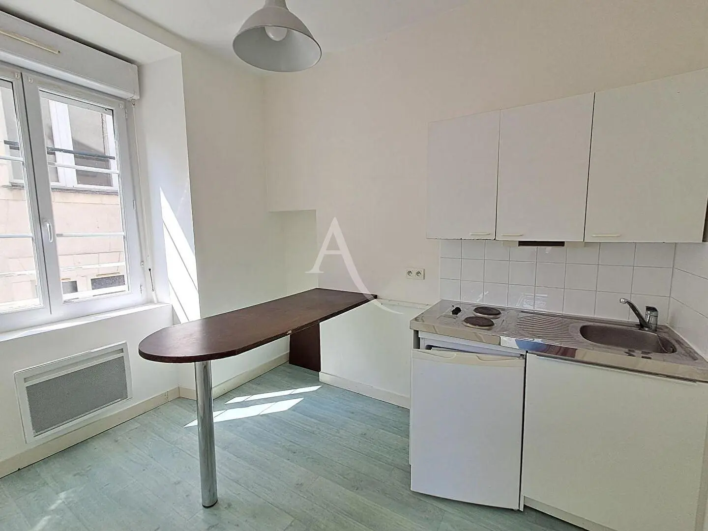 Wohnzimmer; holzboden, tageslicht, moderner stil, hohe decken