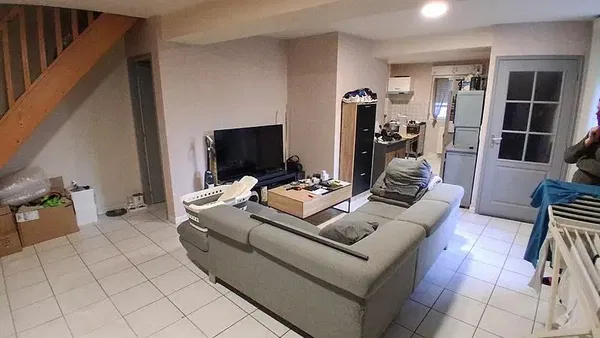 Living room; wood floor, natural light, modern style, high ceiling