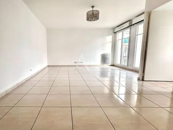 Living room; wood floor, natural light, modern style, high ceiling