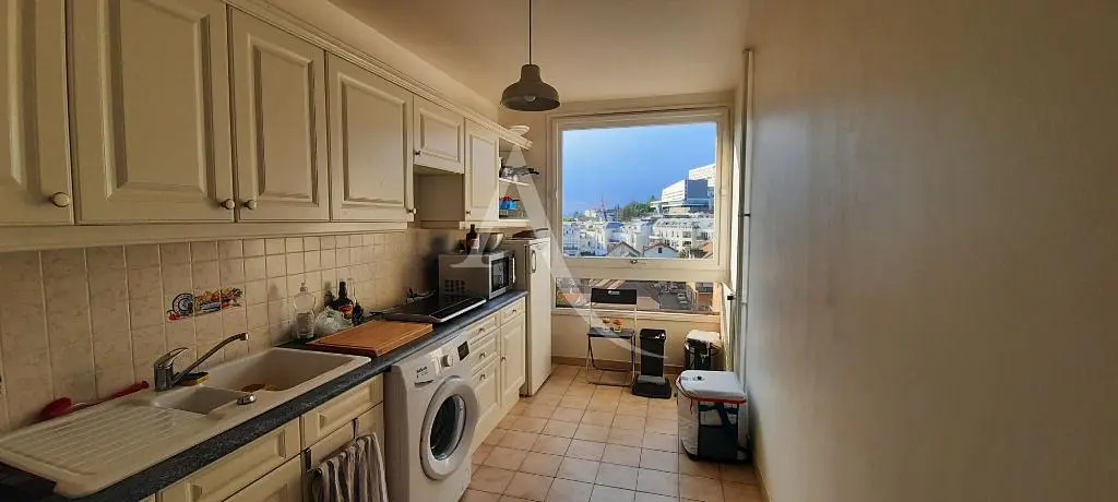 Wohnzimmer; holzboden, tageslicht, moderner stil, hohe decken