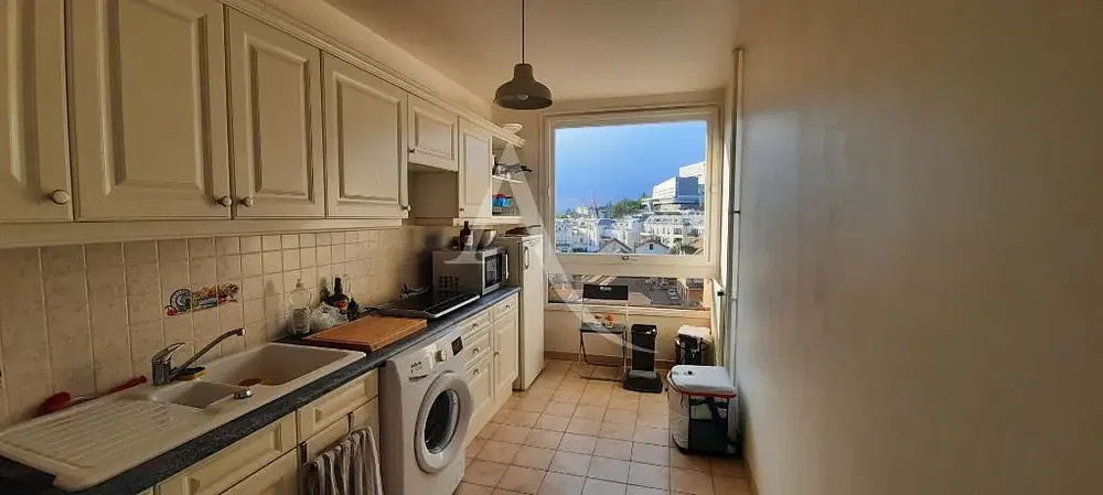 Wohnzimmer; holzboden, tageslicht, moderner stil, hohe decken