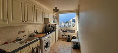 Wohnzimmer; holzboden, tageslicht, moderner stil, hohe decken