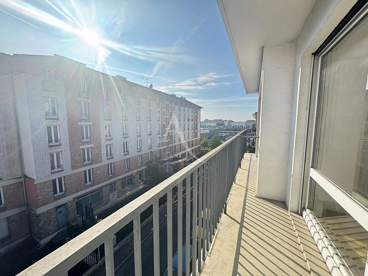 Woonkamer; houten vloer, natuurlijk licht, moderne stijl, hoge plafonds