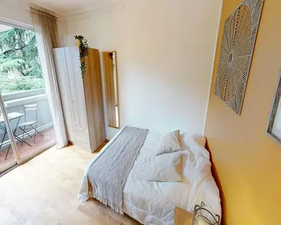 Wohnzimmer; holzboden, tageslicht, moderner stil, hohe decken