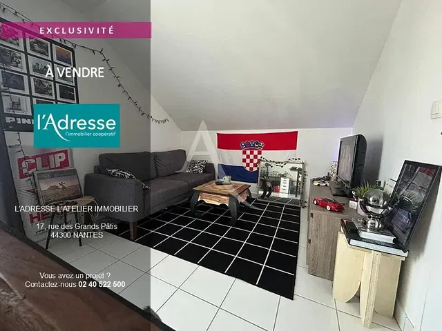 Obývačka; drevená podlaha, prirodzené svetlo, moderný štýl, vysoké stropy