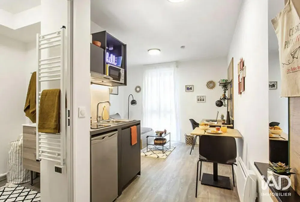 Woonkamer; houten vloer, natuurlijk licht, moderne stijl, hoge plafonds