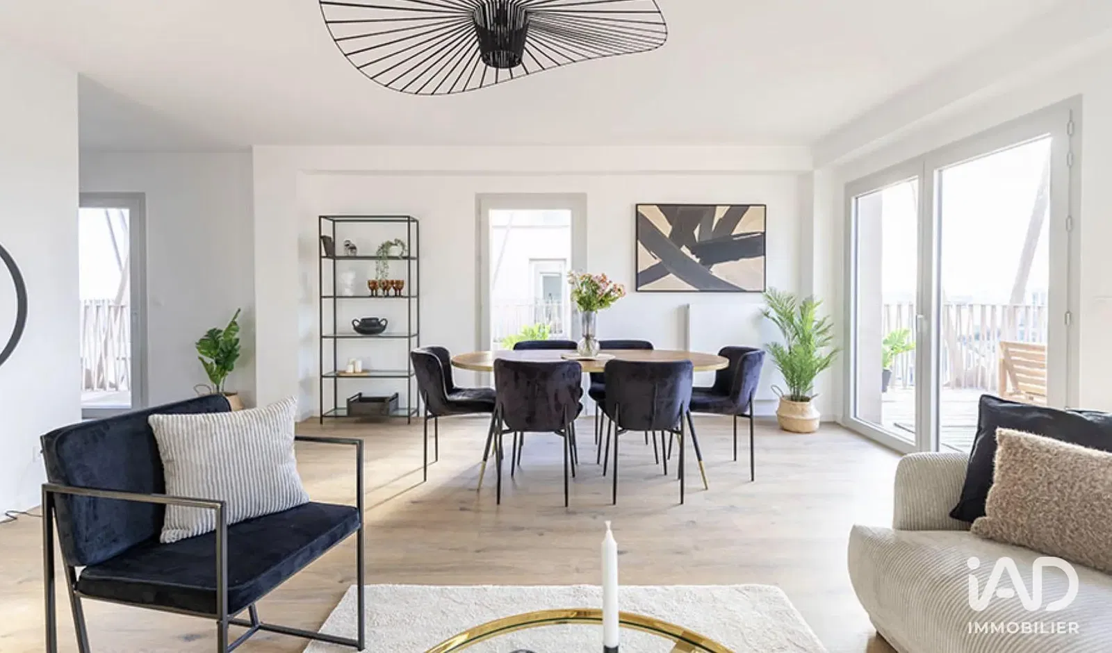 Woonkamer; houten vloer, natuurlijk licht, moderne stijl, hoge plafonds