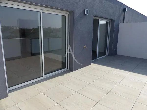 Living room; wood floor, natural light, modern style, high ceiling