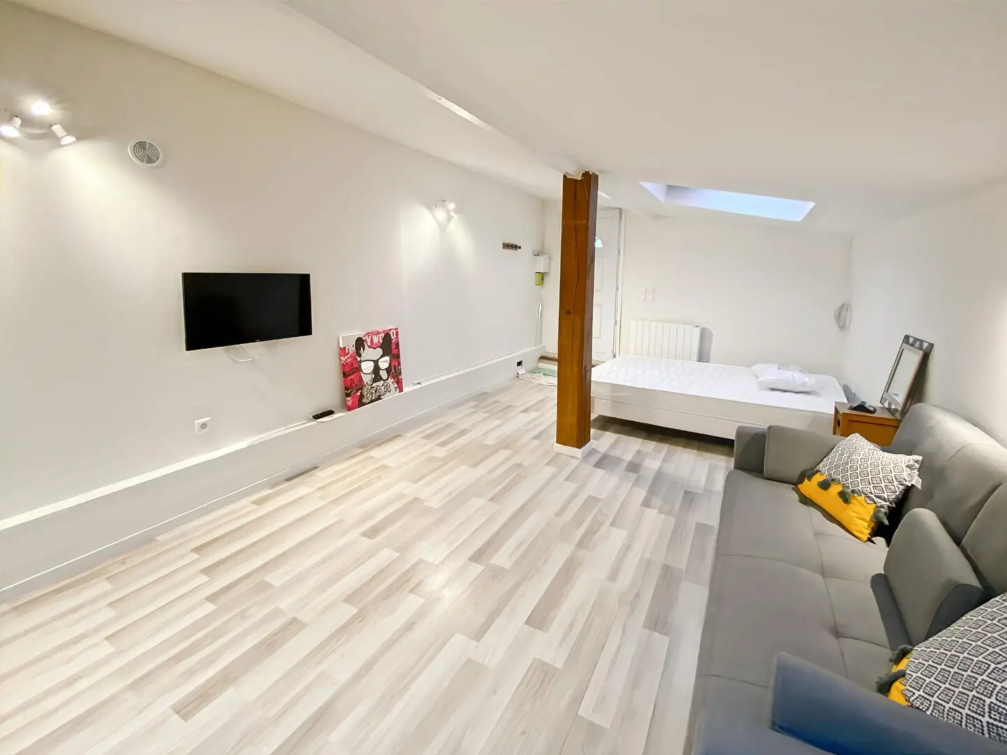 Living room; wood floor, natural light, modern style, high ceiling