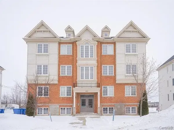 Кухня; кухненски уреди, дървен под, естествена светлина, модерен стил, ремонтиран