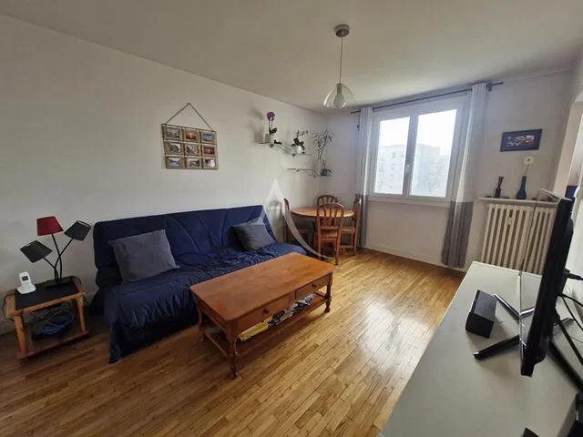 Salon; podłoga drewniana, światło dzienne, styl nowoczesny, wysokie sufity